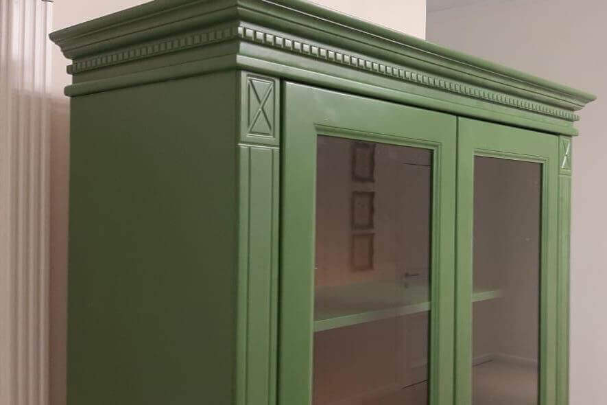 зелёный шкаф со стеклянным фасадом